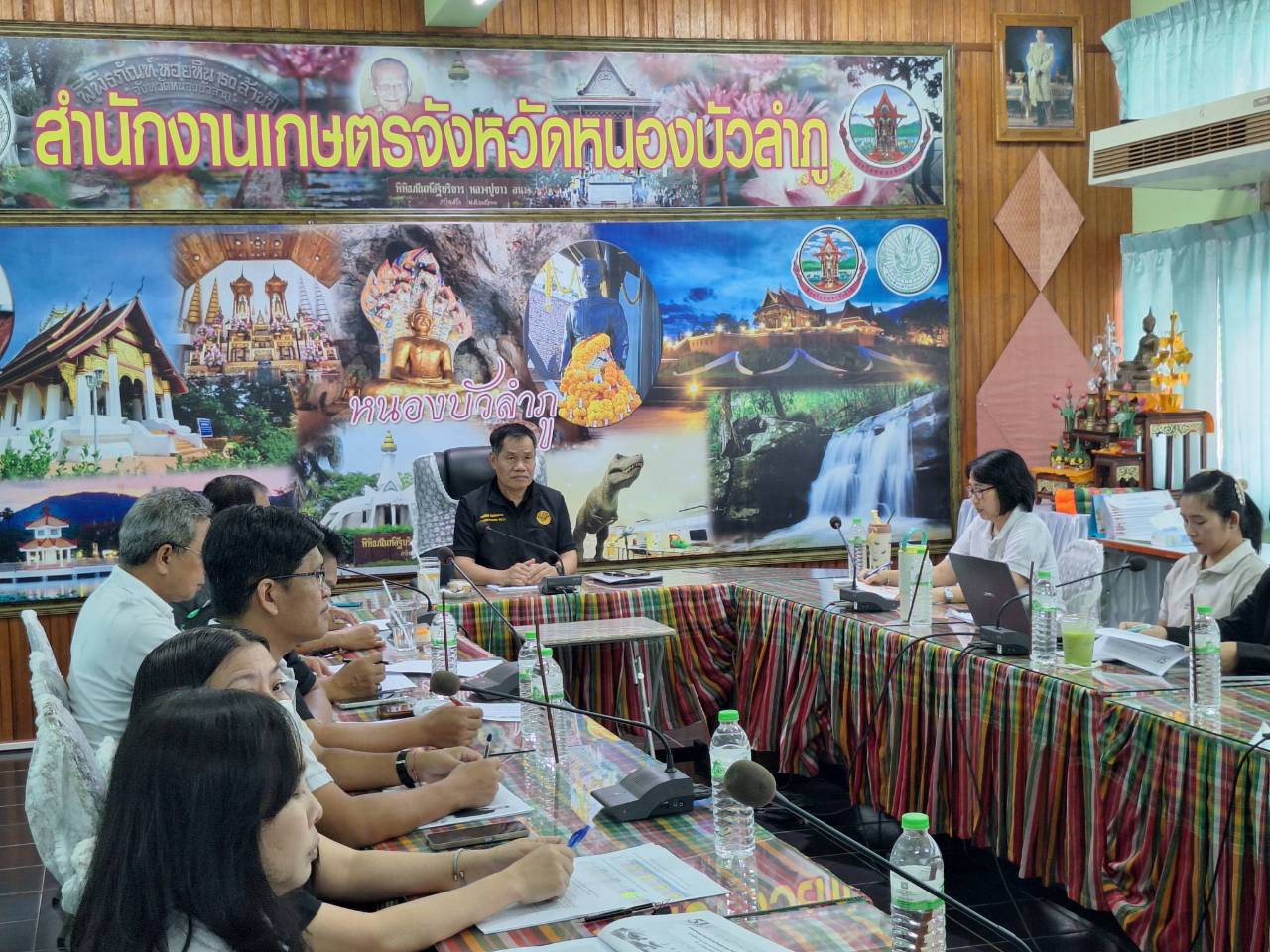 title - ผู้ตรวจราชการ ส.ป.ก. ลงพื้นที่จังหวัดหนองบัวลำภู ประชุมติดตามความก้าวหน้าผลการดำเนินงาน พร้อมตรวจเยี่ยมให้กำลังใจเกษตรกรแปลงใหญ่พืชผักและสมุนไพร 